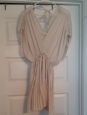 Mustard Seed Med Women’s Cream V-Neck Pleated Dress, Gorgeous